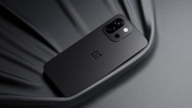 Oneplus 13t लीक हुई छवि पिक्सेल जैसे कैमरा मॉड्यूल के साथ अद्वितीय डिजाइन दिखाता है